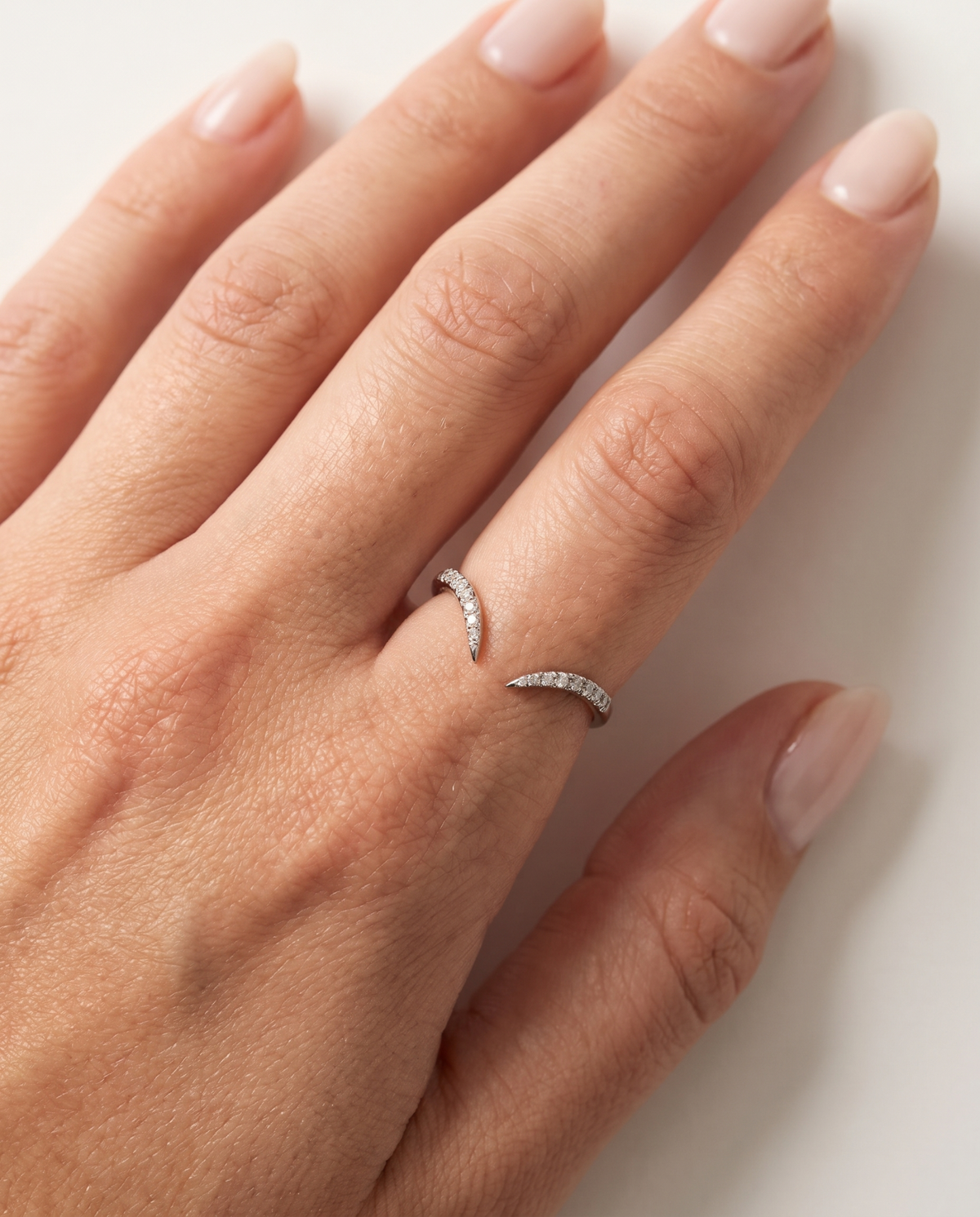 Lyra Ring in silver worn on hand